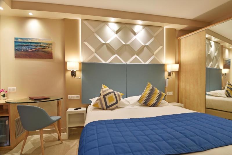 Double Room with Sea View - Ground Floor image 3