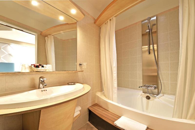 Double Room with Sea View - First Floor image 4