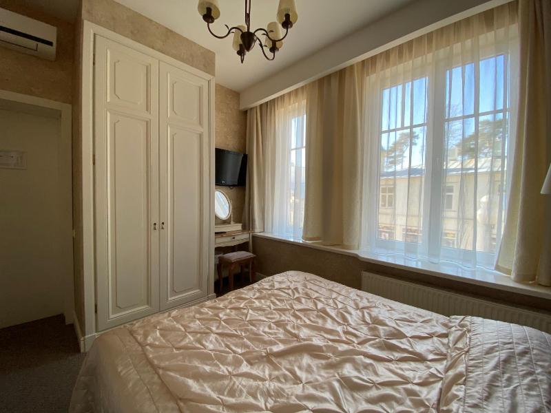 Small Double Room image 3