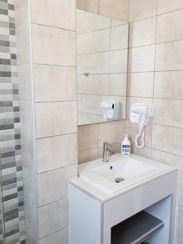 Deluxe Triple Room with Sea View image 4