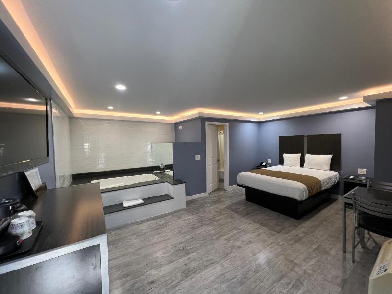 Deluxe Queen Suite image 1