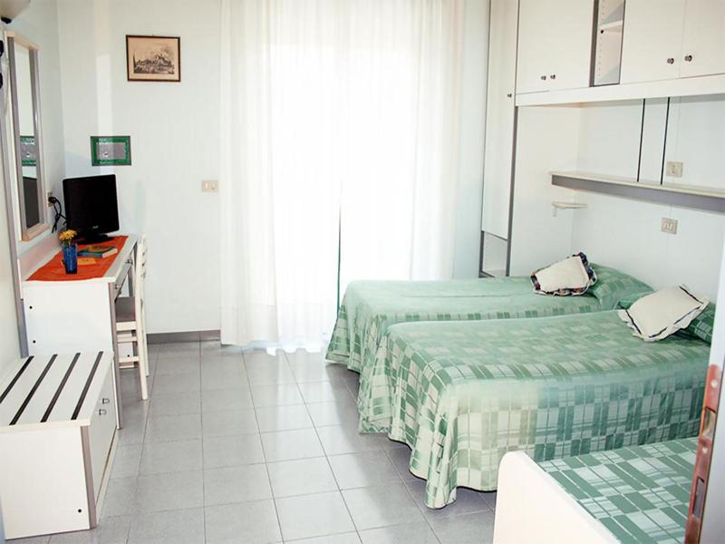Standard Triple Room image 3