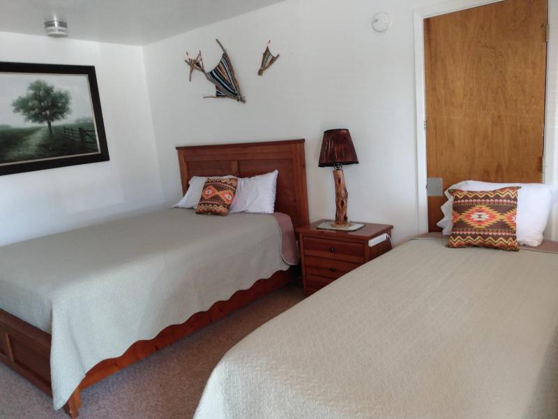 Triple Room with Queen bed and Single Bed image 2