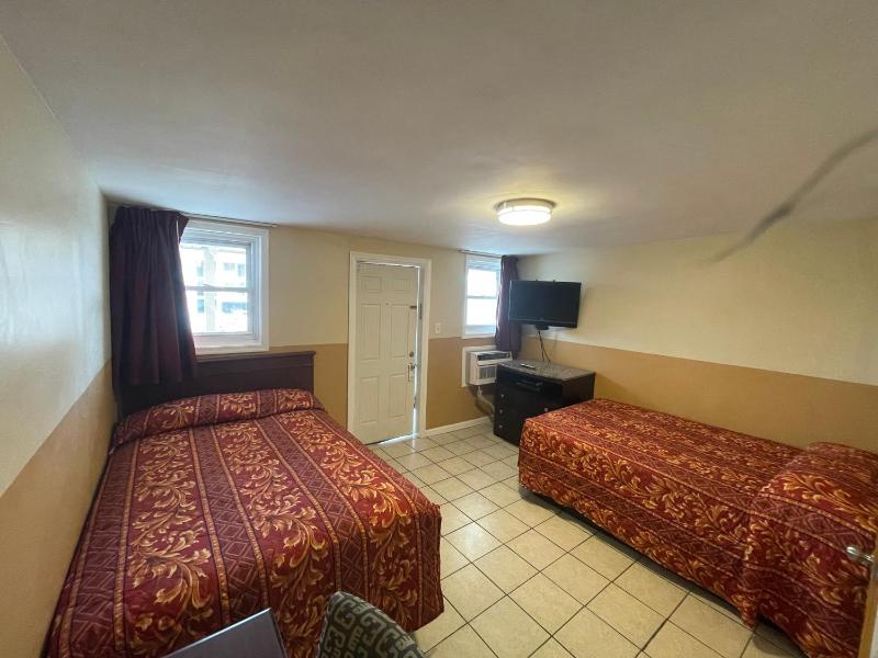 Suite with Four Double Beds image 3