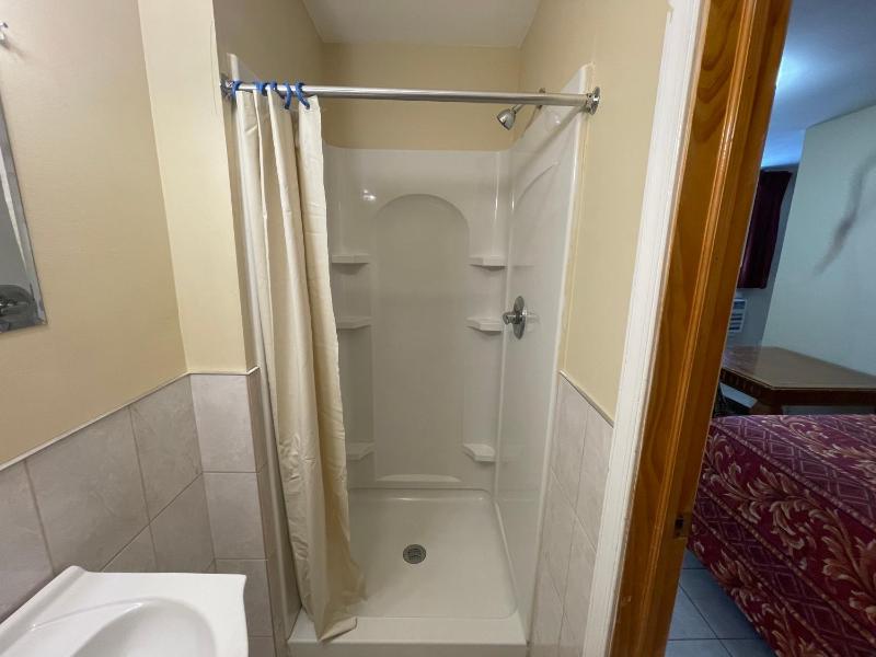 Suite with Three Double Beds image 3