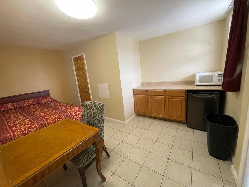 Suite with Three Double Beds image 4