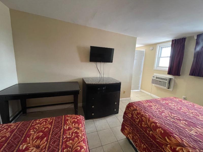 Suite with Three Double Beds image 4
