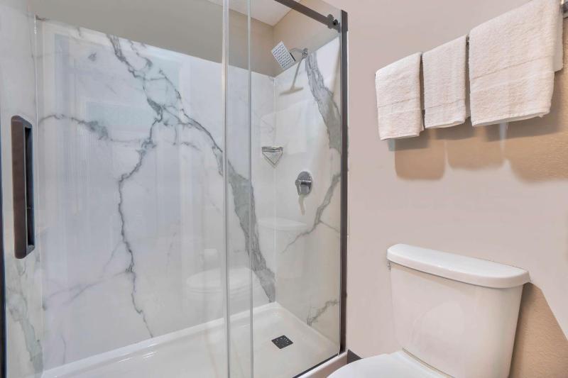 Queen Room - Disability Access - Non-Smoking image 2