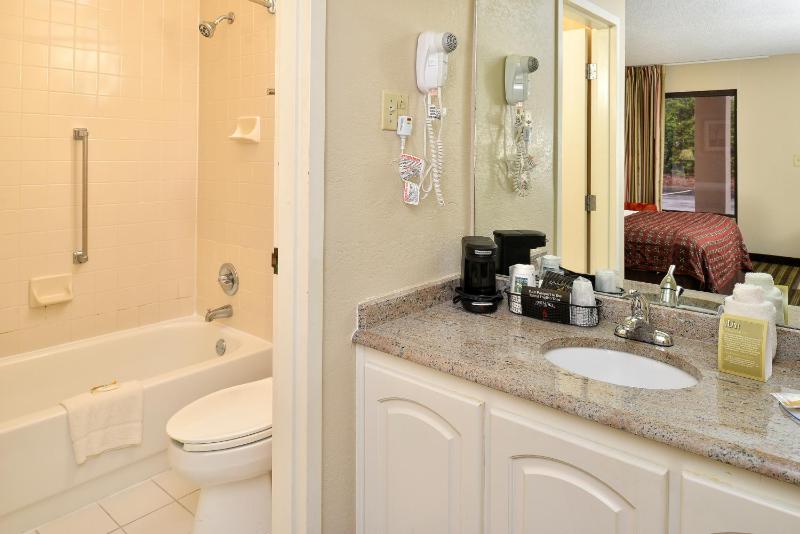 Deluxe Queen Room - Non-Smoking image 2