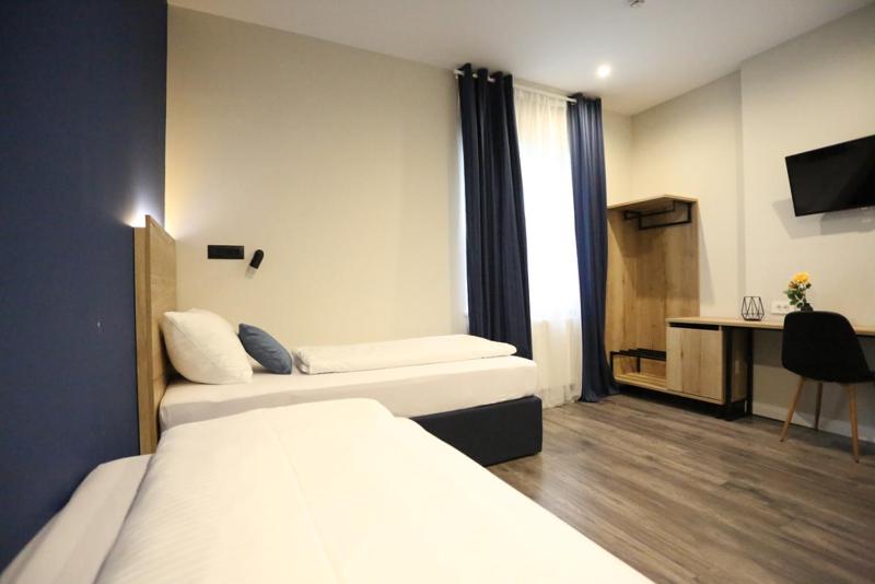 Twin Room image 4