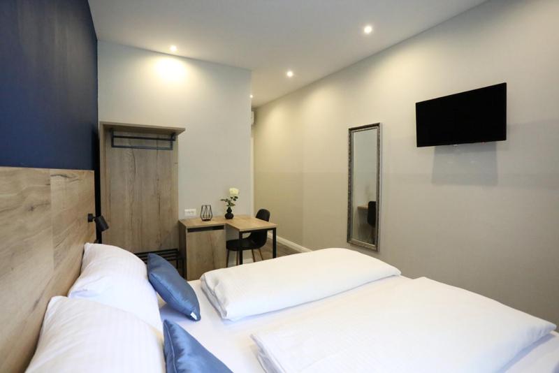 Double Room image 3