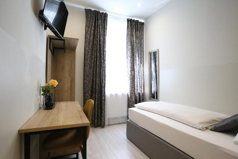 Single Room image 3