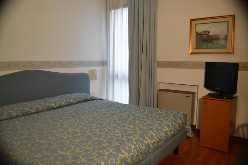 Classic Double Room image 2