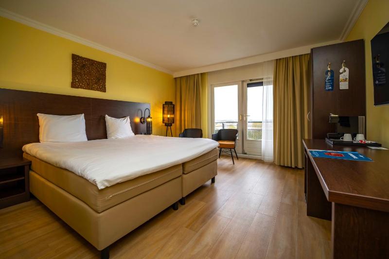 Deluxe Double Room with Balcony image 3