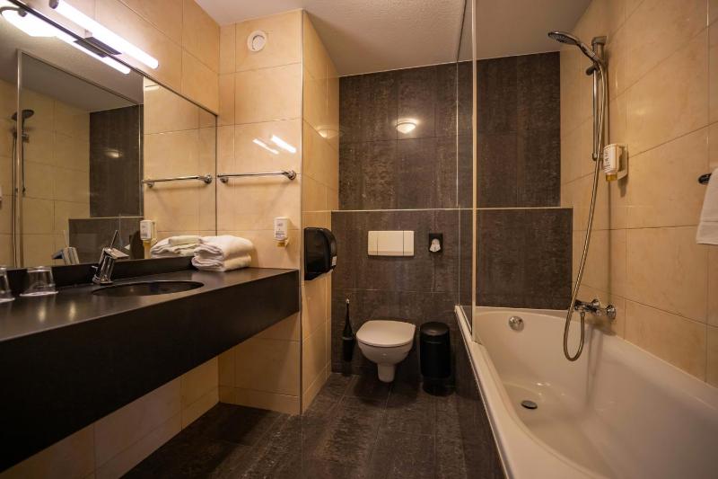 Deluxe Double Room with Balcony image 4