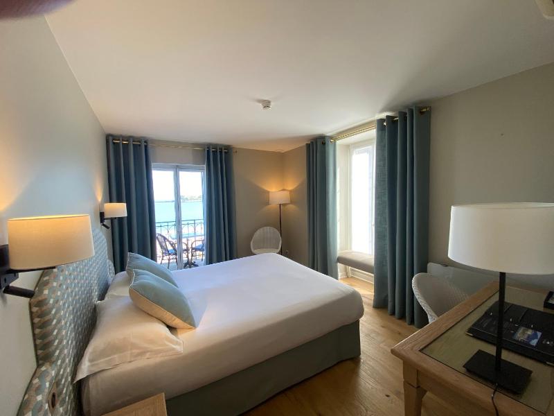Room with Sea View and Balcony image 3