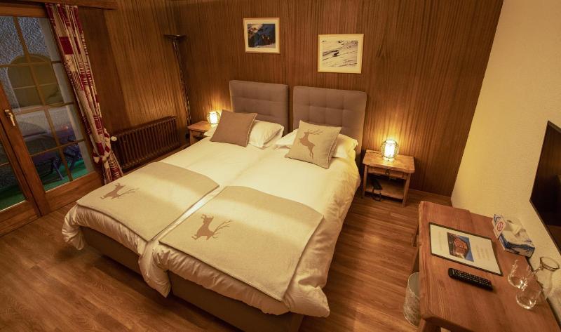 Standard Twin Room - No View image 3