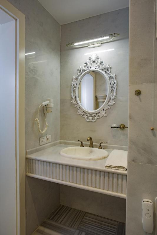 Deluxe Double Room with Turkish Bath image 2