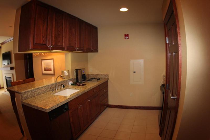 Deluxe King Suite-Lake View image 4