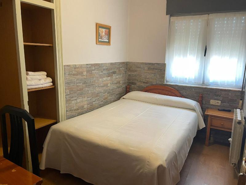 Budget Single Room image 3