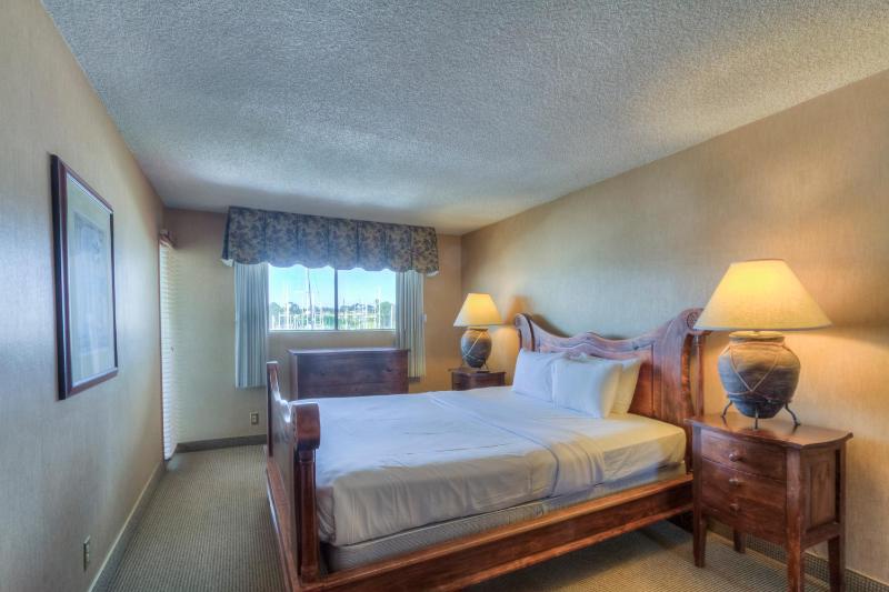 Deluxe One-Bedroom Suite image 2