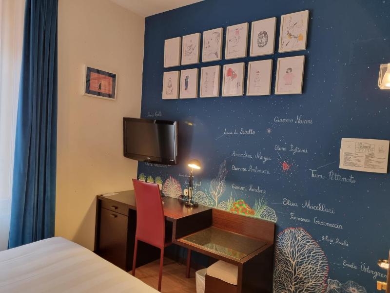 Compact Room image 2