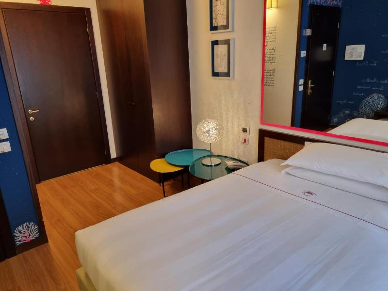 Compact Room image 4