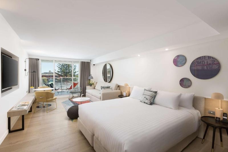 Deluxe King Studio with Balcony image 3