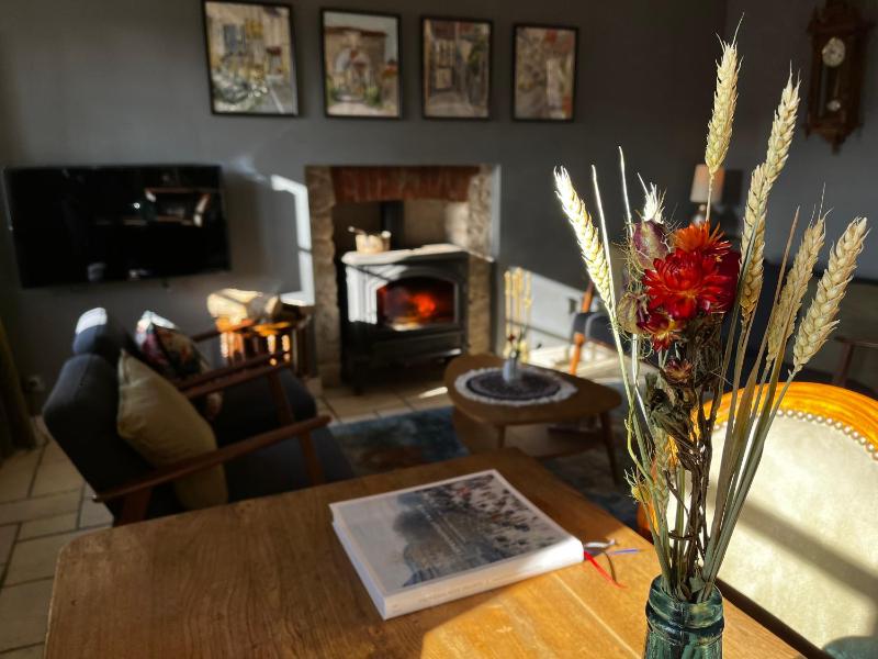 Charming Cottage in Chateau les Roches gardens Images
