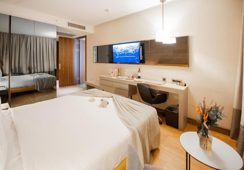 Connecting Family Room image 4