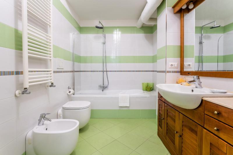 Deluxe Four-Bedroom Apartment image 3