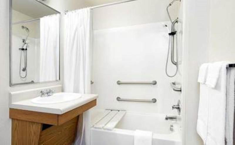 Double Room with Two Double Beds - Accessible/Non-Smoking image 3