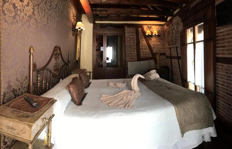 Double Room with Balcony image 4