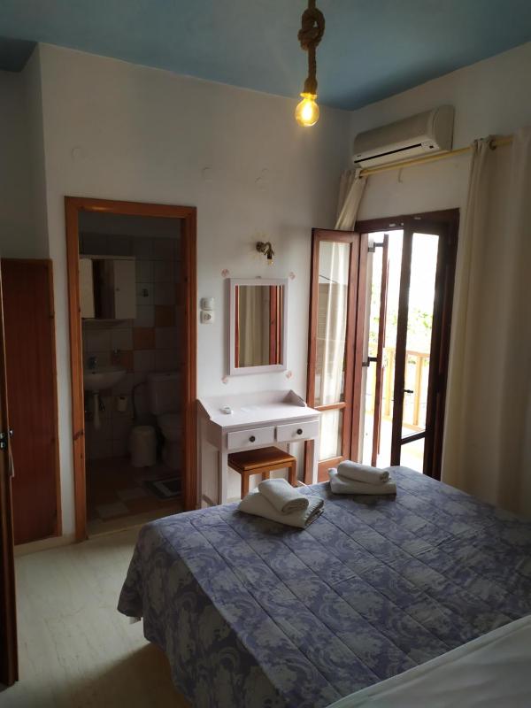 Economy Quadruple Room with Shared Bathroom image 1