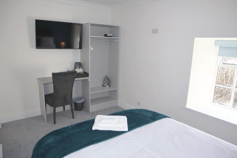 Deluxe Family Room image 4