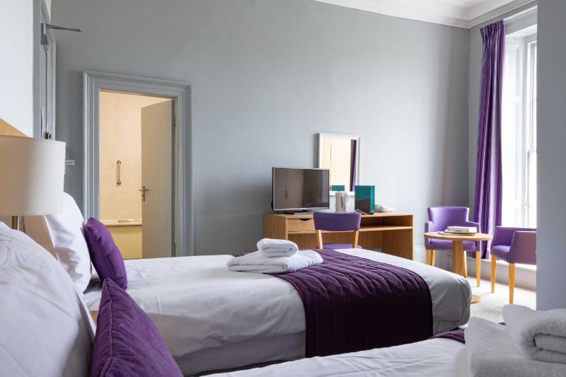 Standard Twin Room image 4