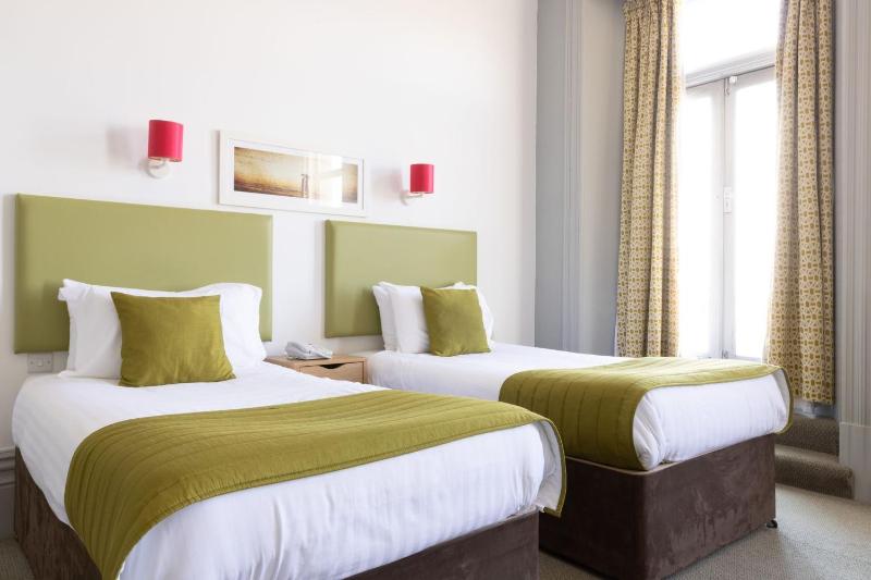 Superior Twin Room image 2