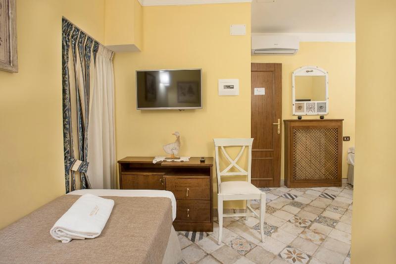 Economy Twin Room image 4