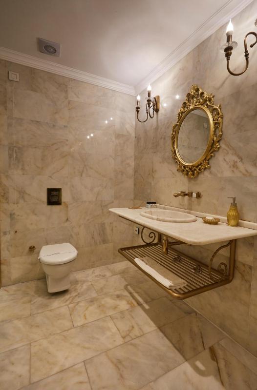 Deluxe Suite with Spa Bath image 3