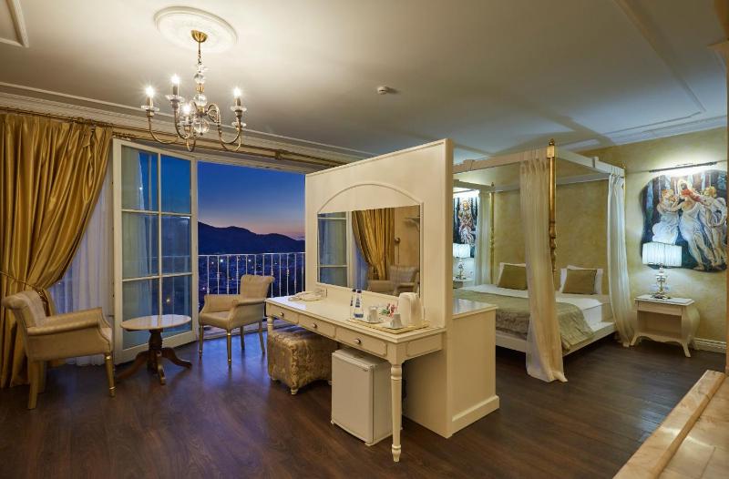 Deluxe Suite with Spa Bath image 1