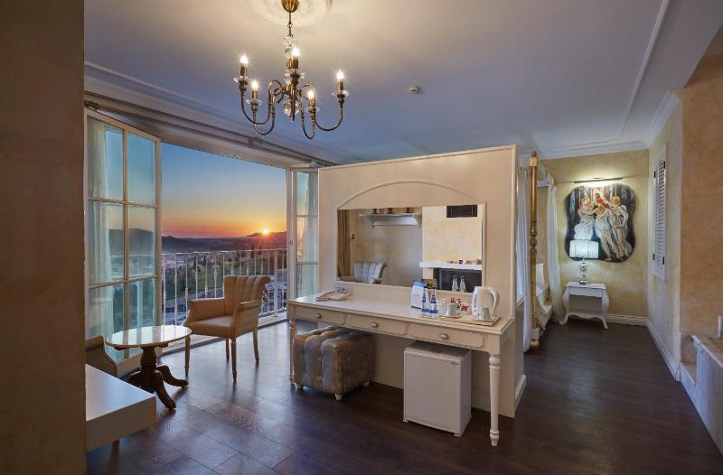 Deluxe Suite with Spa Bath image 2