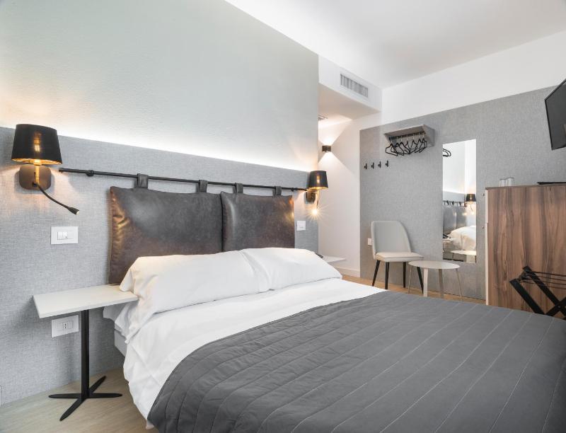 Basic Double Room with French Bed image 4
