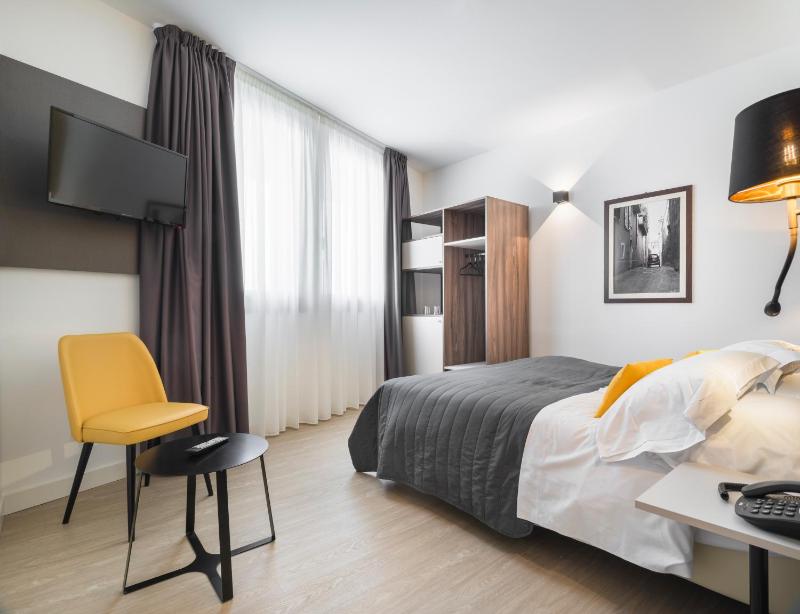 Standard Double Room image 3