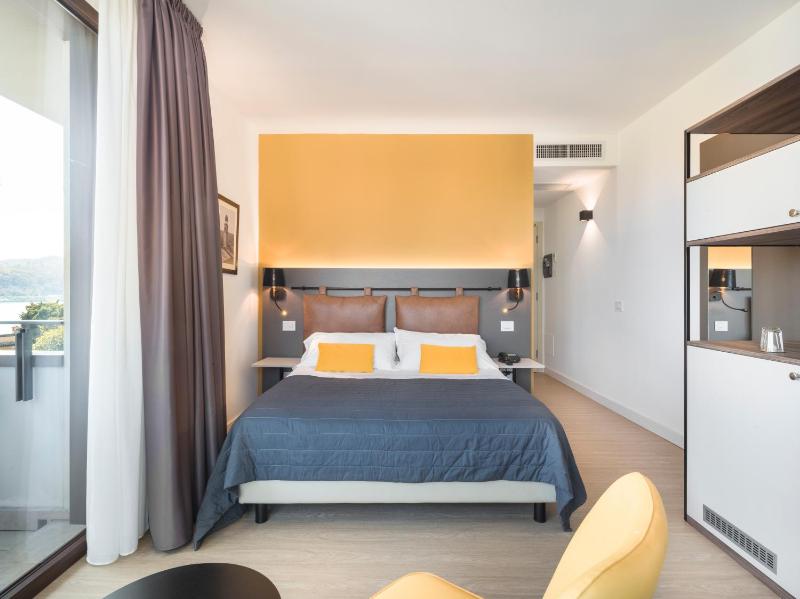 Double Room with Lake View image 1