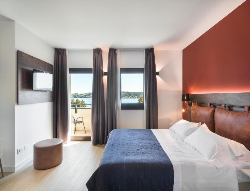 Double Room with Lake View image 4