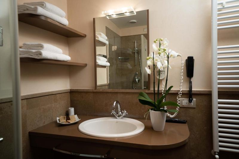 Classic Double Room image 1