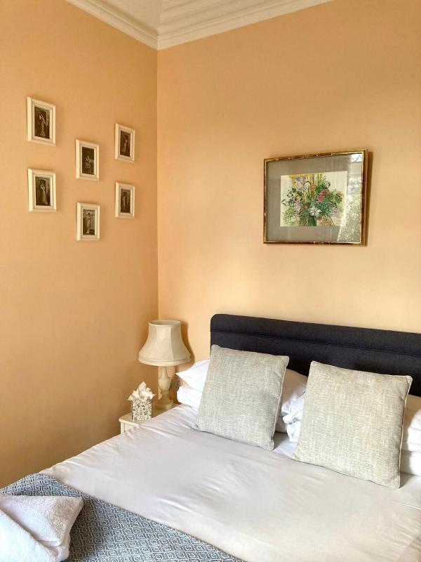 Double Room image 4