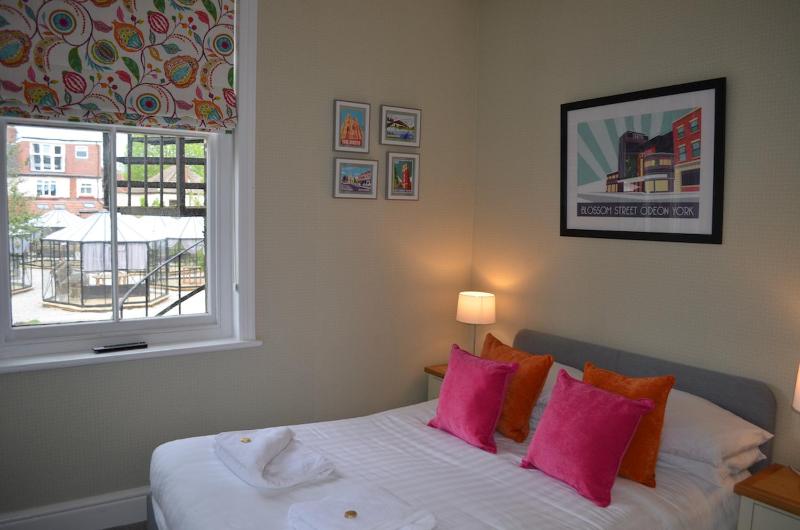 Double Room image 3