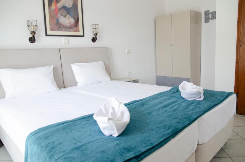 Triple Room with Balcony image 1