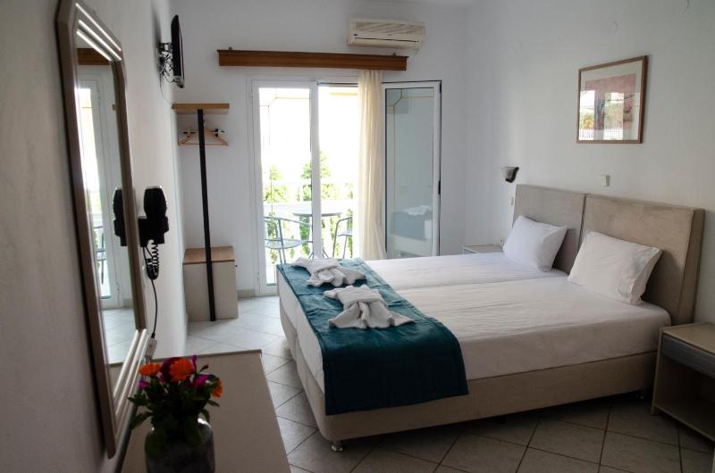 Standard Double Room image 4
